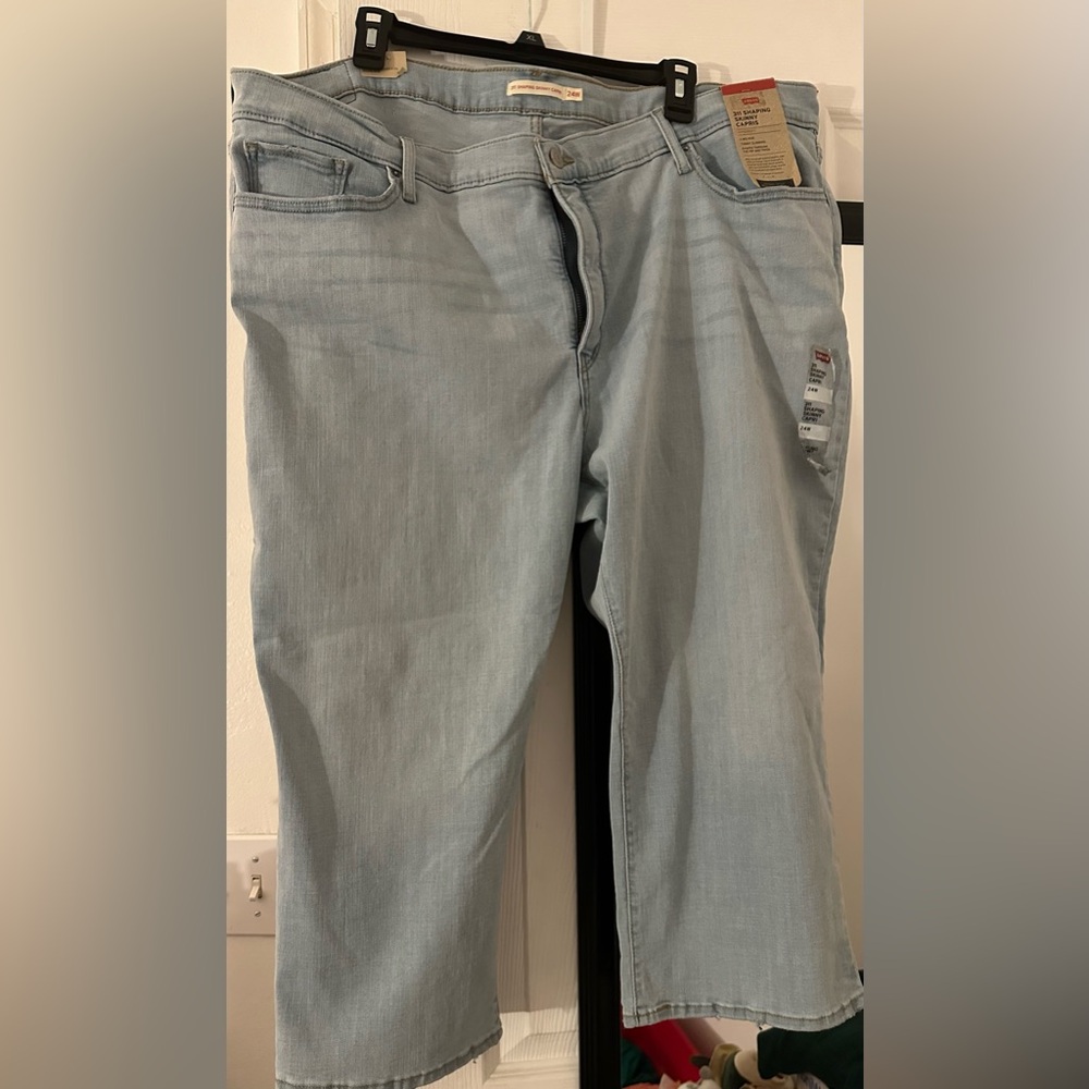 NWT Womens size 24 Levi Strauss capris. Comes from smoke, pet, and bug free home